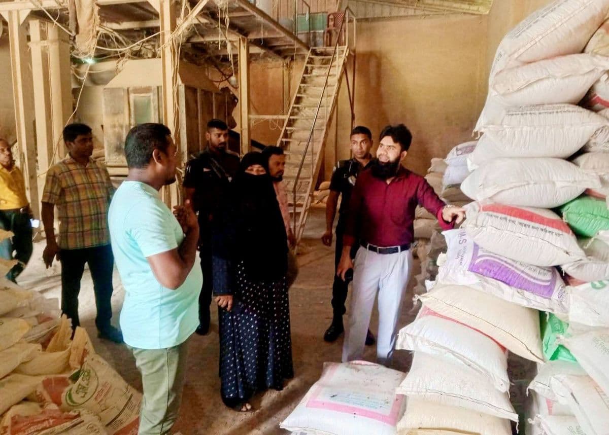 লাইসেন্স ও মানবিহীন খাদ্য উৎপাদন করায় এম ফিড মিলসকে ৫০ হাজার টাকা জরিমানা
