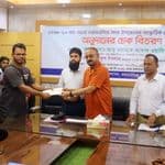 সাংস্কৃতিক ও স্বেচ্ছাসেবী প্রতিষ্ঠানের মাঝে চেক বিতরণ করলেন আবু ওয়াহাব এমপি