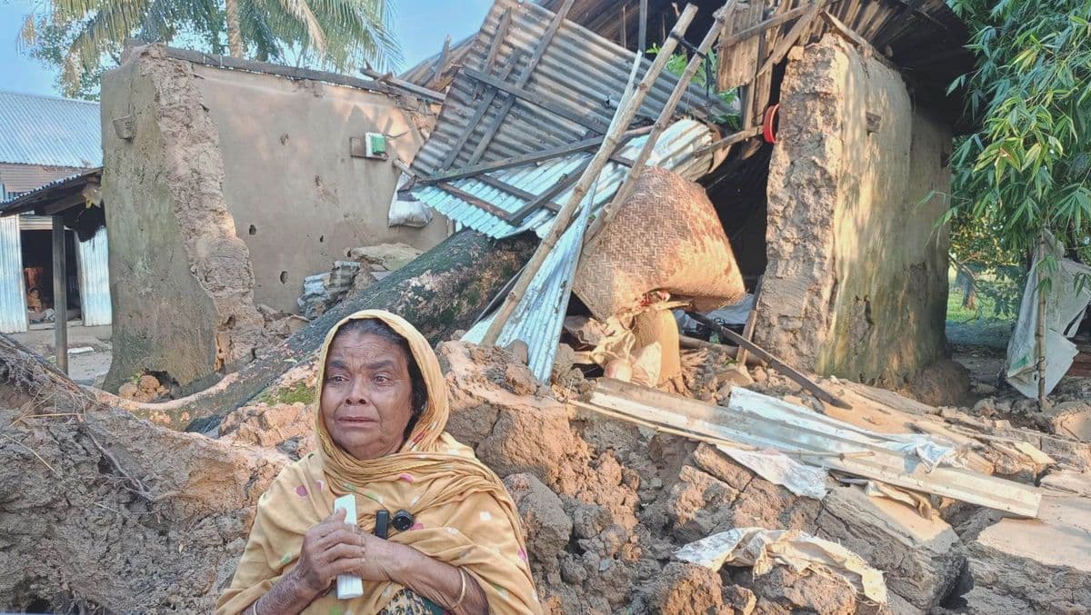 দুর্গাপুরে কালবৈশাখী : গাছ ভেঙে বসতঘরে, অল্পের জন্য প্রাণে বেঁচে গেলেন আছমা খাতুন