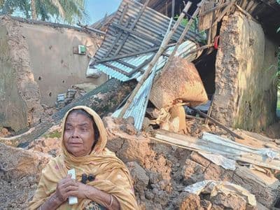 দুর্গাপুরে কালবৈশাখী : গাছ ভেঙে বসতঘরে, অল্পের জন্য প্রাণে বেঁচে গেলেন আছমা খাতুন
