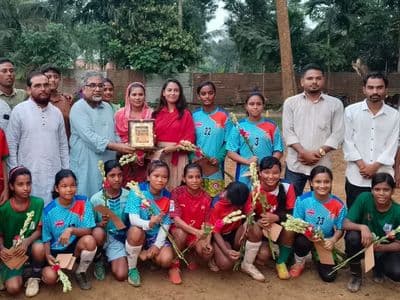 চ্যাম্পিয়ন কলসিন্দুরের নারী ফুটবলারদের সংবর্ধনা দিলেন প্রিন্স