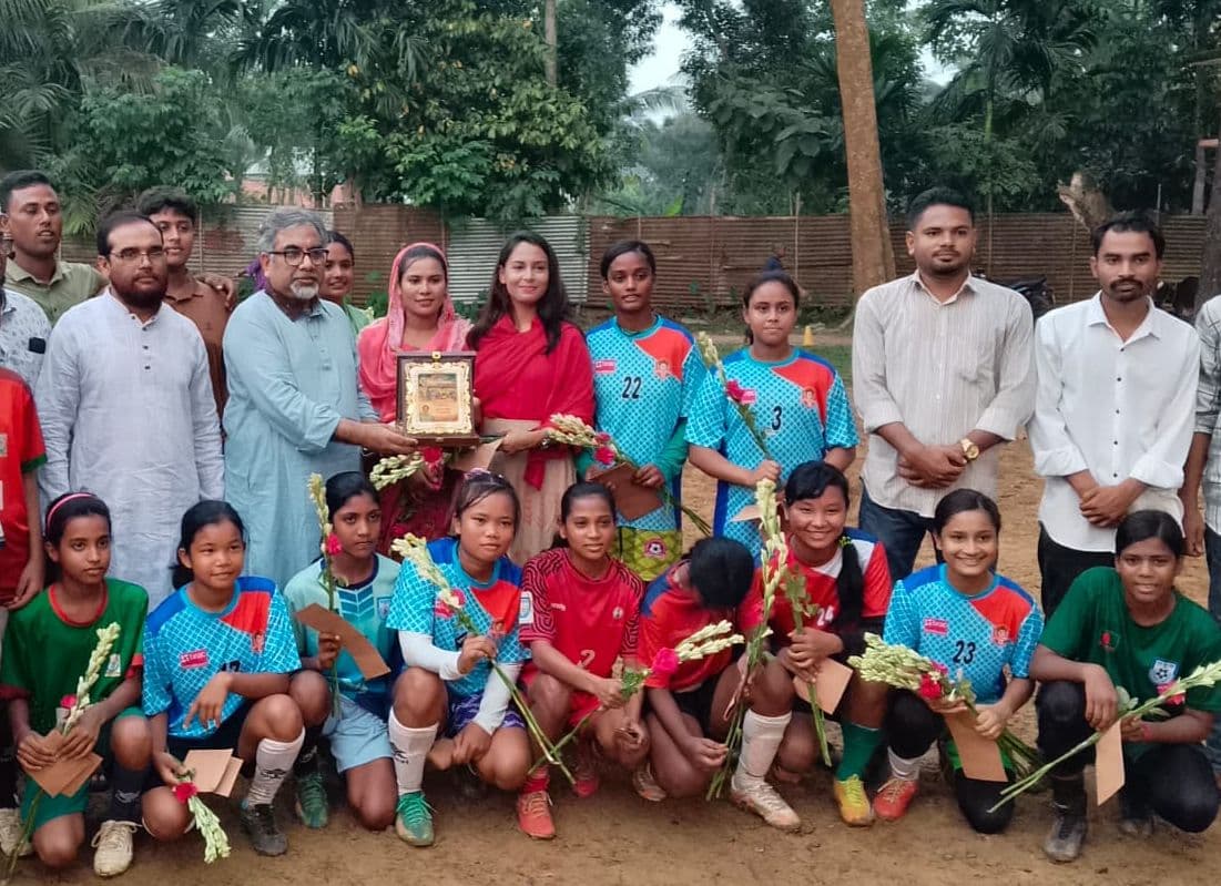 চ্যাম্পিয়ন কলসিন্দুরের নারী ফুটবলারদের সংবর্ধনা দিলেন প্রিন্স