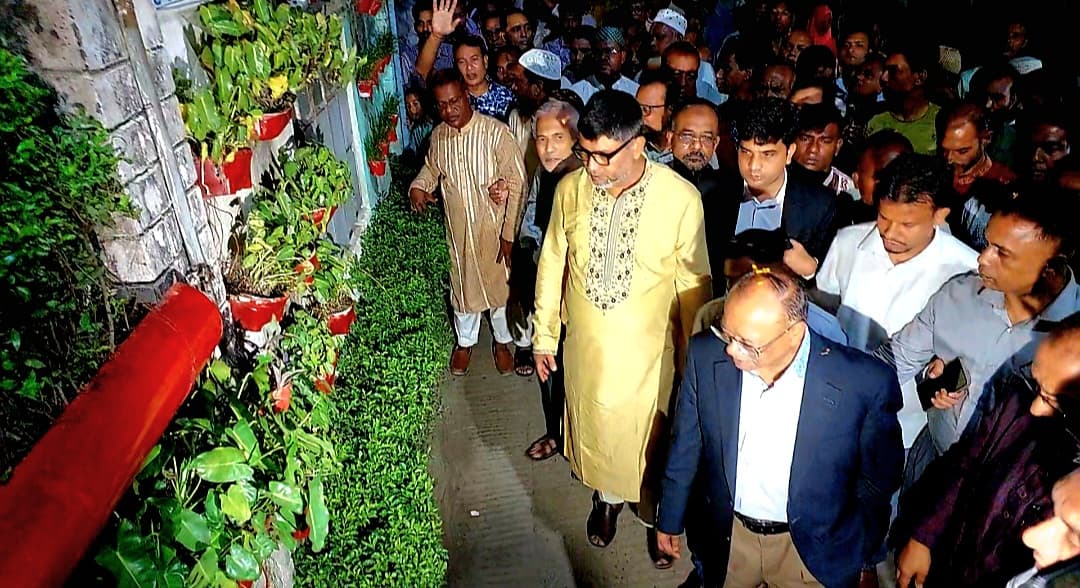 বাঁশবাড়ি কলোনির দেয়ালে দেয়ালে ঝুলন্ত বাগান পরিদর্শনে পরিবেশমন্ত্রী