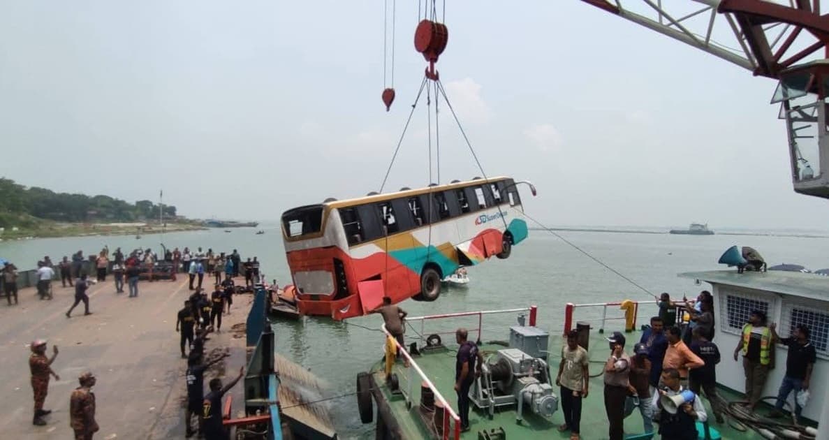 দৌলতদিয়া ঘাটে আবারো বাস পড়ল নদীতে, চালক ও তাঁর সহকারীকে উদ্ধার