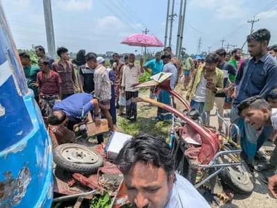 নেত্রকোনায় বাসের চাপায় মা-মেয়েসহ নিহত ৪ : ক্ষুব্ধ জনতার সড়ক অবরোধ