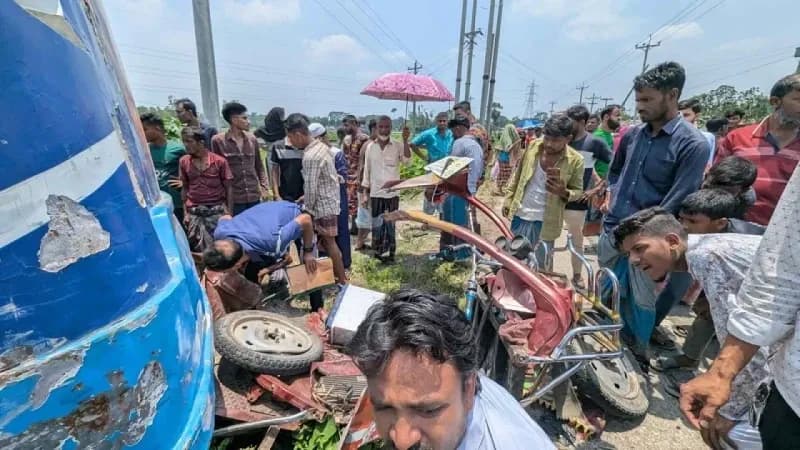 নেত্রকোনায় বাসের চাপায় মা-মেয়েসহ নিহত ৪ : ক্ষুব্ধ জনতার সড়ক অবরোধ