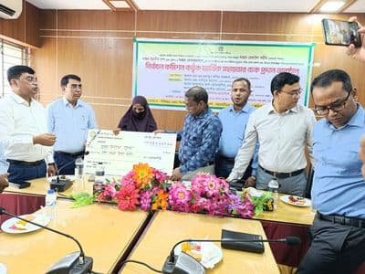 ময়মনসিংহে নির্বাচন কমিশন কর্তৃক আর্থিক সহায়তার চেক বিতরণ