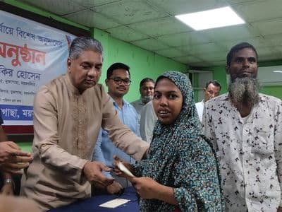 মুক্তাগাছায় প্রতিবন্ধীদের মাঝে অনুদানের চেক বিতরণ করলেন এমপি জাকির হোসেন