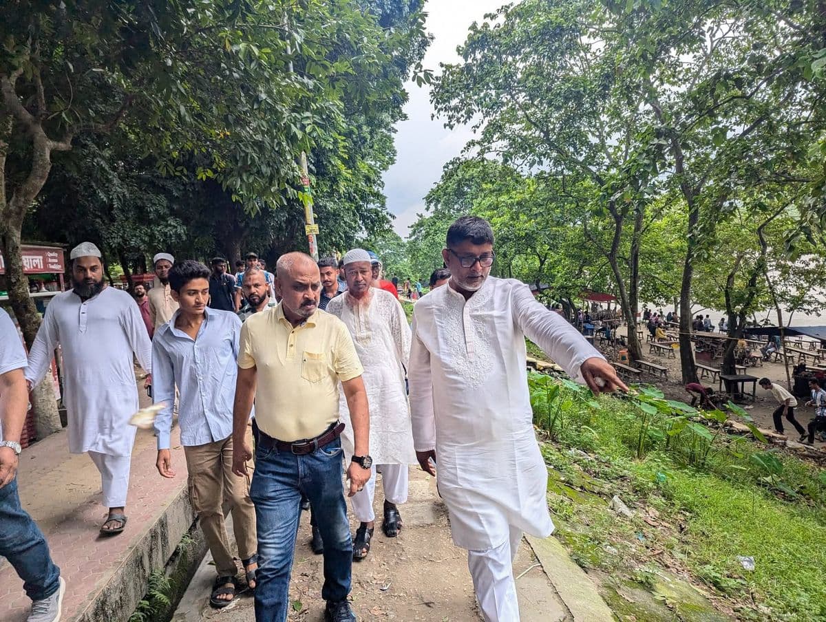 জয়নুল আবেদীন পার্ক পরিদর্শনে এমপি ওয়াহাব আকন্দ ও সিটি প্রশাসক রোকন