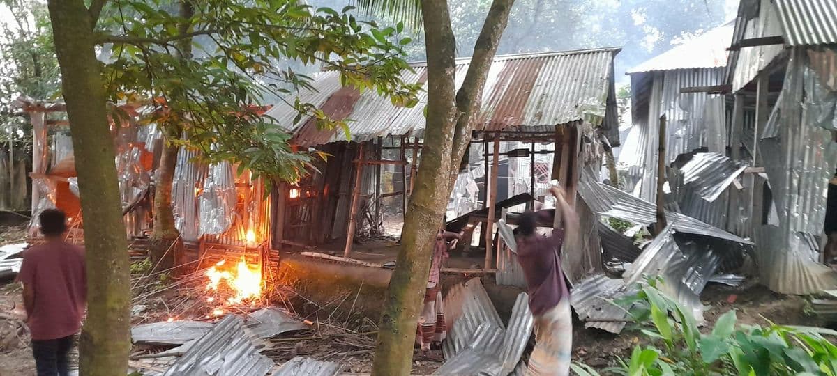 গৃহবধূকে পালাক্রমে ধর্ষণকারিদের বাড়িতে আগুন
