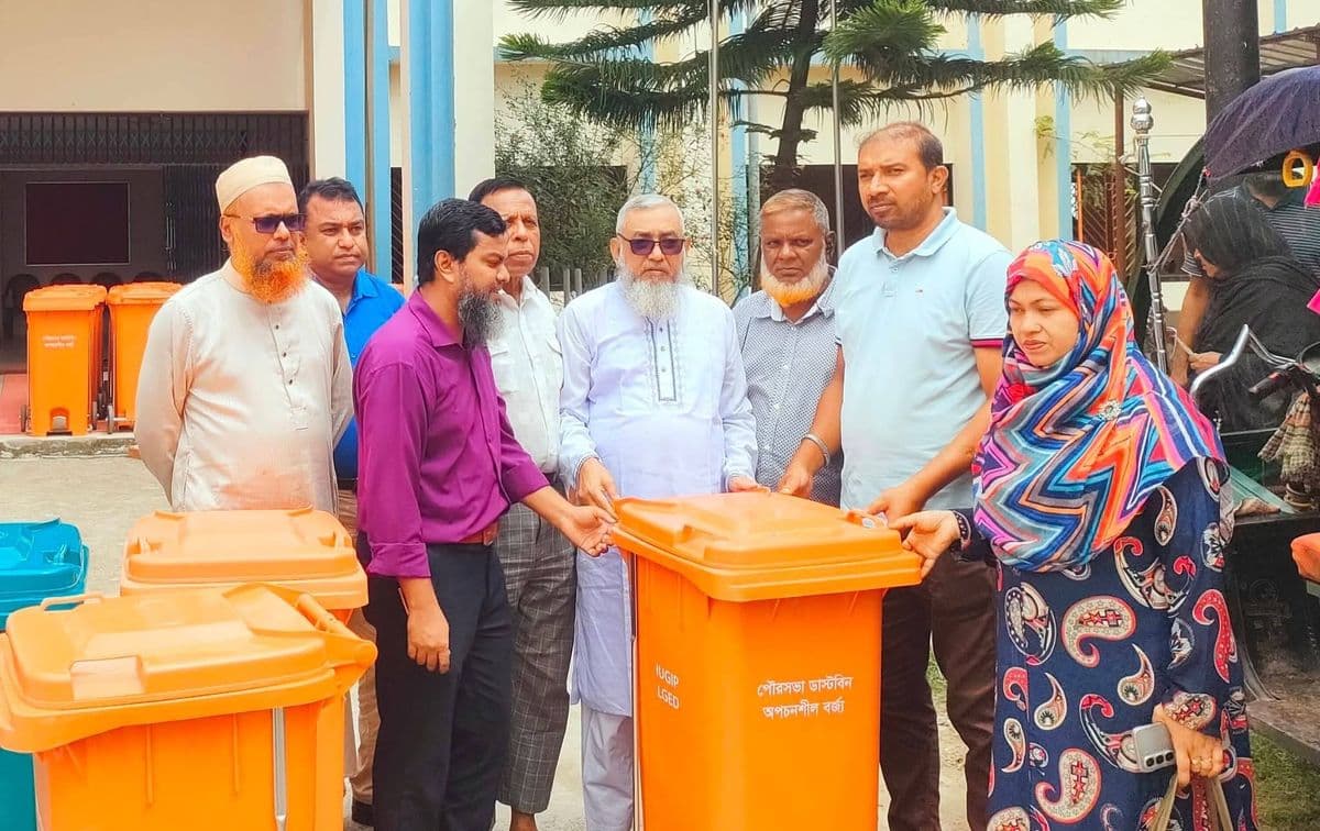 গফরগাঁও পৌরসভার উদ্যোগে গুরুত্বপূর্ণস্থান ও প্রতিষ্ঠানে ডাস্টবিন বিতরণ