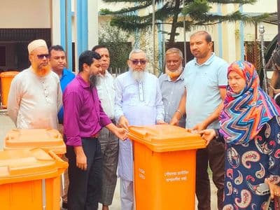 গফরগাঁও পৌরসভার উদ্যোগে গুরুত্বপূর্ণস্থান ও প্রতিষ্ঠানে ডাস্টবিন বিতরণ