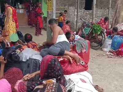 বাংলাদেশে ঢুকতে ভারত সীমান্তে হঠাৎ শত শত মানুষের ভিড়