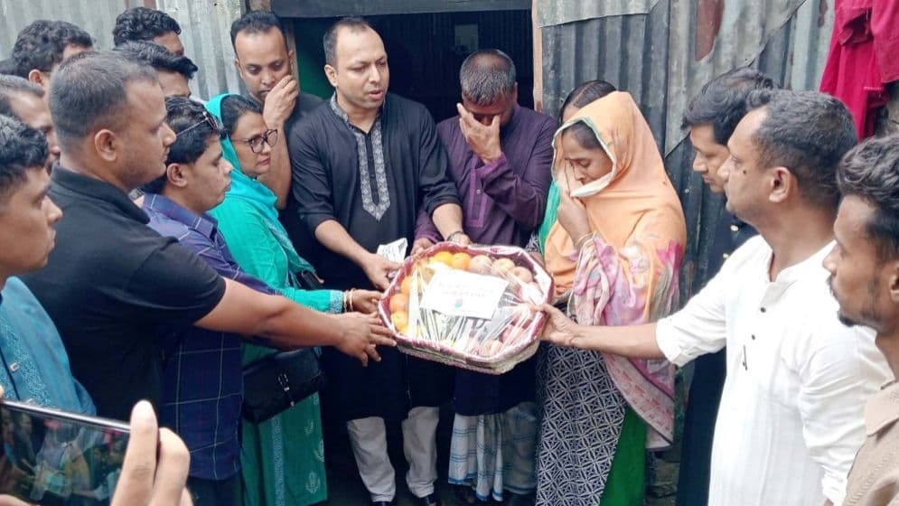 প্রধানমন্ত্রীর উপহার পেয়ে কান্নায় ভেঙে পড়লেন জুলাই গণঅভ্যুত্থানে শহীদ বিপ্লবের বাবা-মা