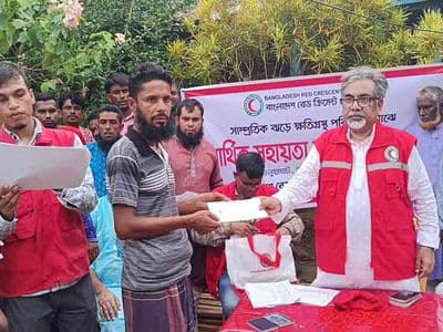 হালুয়াঘাটে ঝড়ে ক্ষতিগ্রস্তদের সহায়তা দিল রেড ক্রিসেন্ট