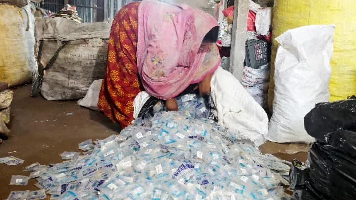 ময়মনসিংহ মেডিকেলের চিকিৎসাসামগ্রী পাওয়া যাচ্ছে বর্জ্য সংরক্ষণাগারে