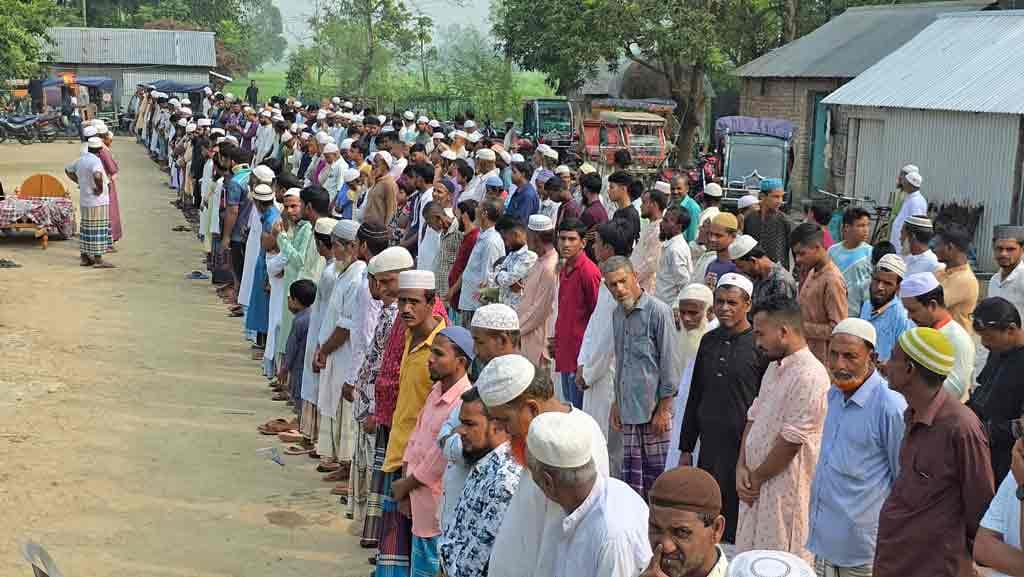 ময়মনসিংহে সড়ক দুর্ঘটনা : একই পরিবারের চার প্রজন্মের দাফন, এলাকায় শোকের ছায়া