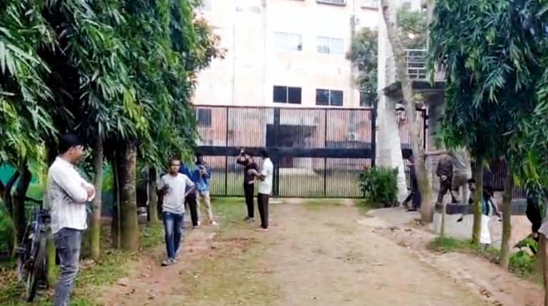 দেড় মাসের বেতন বকেয়া রেখেই ভালুকায় রোর ফ্যাশন লি: বন্ধ ঘোষণা