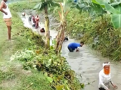 যুবকদের প্রশংসনীয় উদ্যোগ : ফুলপুরে স্বেচ্ছাশ্রমে খাল খনন