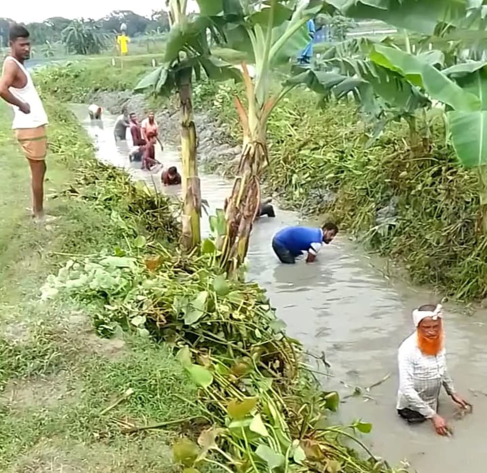 যুবকদের প্রশংসনীয় উদ্যোগ : ফুলপুরে স্বেচ্ছাশ্রমে খাল খনন