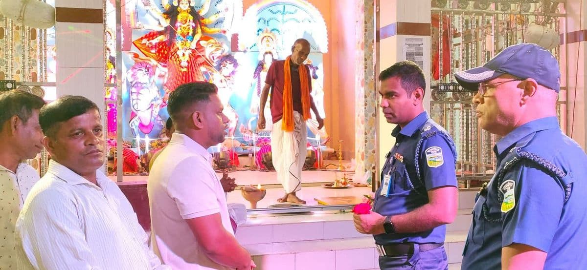 গফরগাঁওয়ে পূজামণ্ডপ পরিদর্শন করলেন অতিরিক্ত পুলিশ সুপার