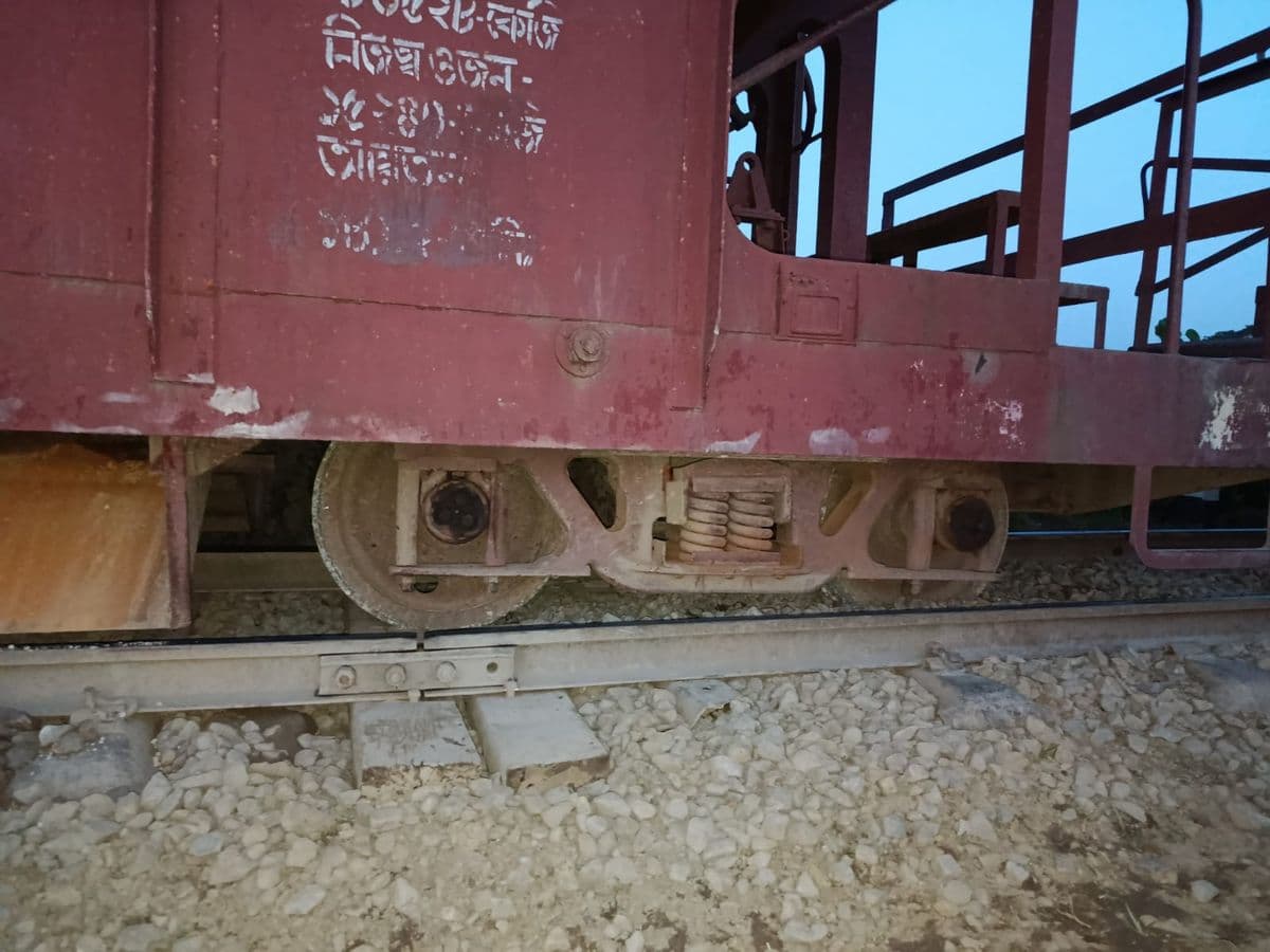 গফরগাঁওয়ে মালবাহী ট্রেনের বগি লাইনচ্যূত : ঢাকা -ময়মনসিংহ রেলপথে ট্রেন চলাচল বন্ধ