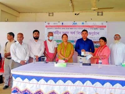 হালুয়াঘাটে বন্যায় ক্ষতিগ্রস্তদের মাঝে শর্তহীন নগদ অর্থ বিতরণ