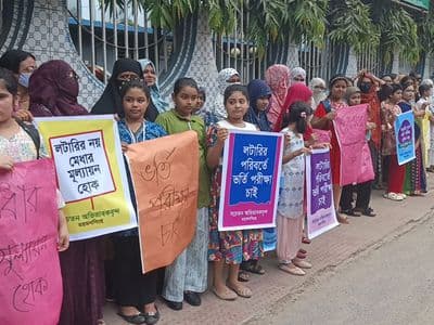 লটারি নয়, মেধাভিত্তিক ভর্তি পরীক্ষা চালুর দাবিতে মানববন্ধন