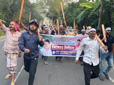 ঈশ্বরগঞ্জে লগি বৈঠা হাতে নিয়ে নিষিদ্ধ আ.লীগের বিক্ষোভ মিছিল