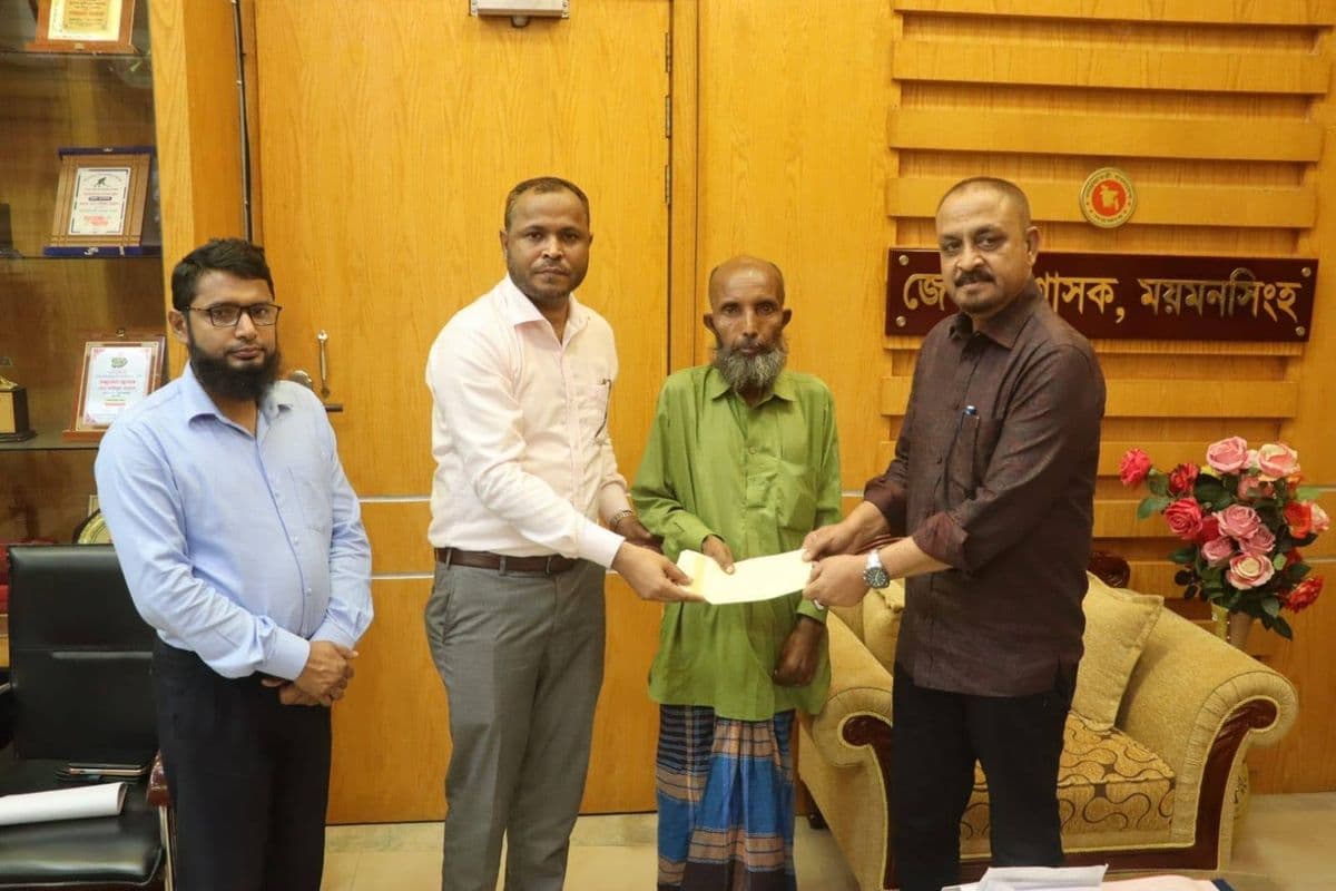 গরীব, অসহায়, দুস্থ ও প্রতিবন্ধীদের মাঝে অর্থ সহায়তা প্রদান