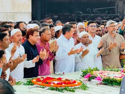 জিয়াউর রহমান ও খালেদা জিয়ার সমাধিতে ময়মনসিংহ উন্নয়ন কর্তৃপক্ষের চেয়ারম্যানের শ্রদ্ধা নিবেদন
