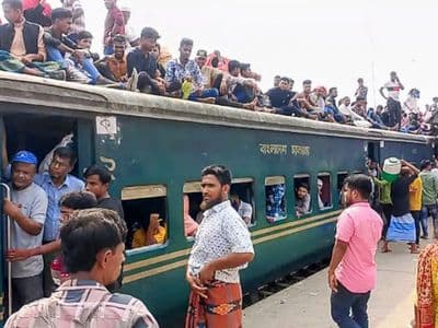 ঈদ শেষে ঢাকামুখী মানুষের ঢল, ময়মনসিংহে বাস-ট্রেনে বেড়েছে যাত্রীর চাপ
