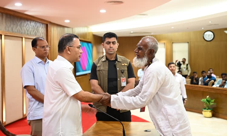 গুম-খুনের শিকার এবং জুলাইয়ে শহীদ ও আহত পরিবারের ৭৪ জনকে চাকুরি দিলেন প্রধানমন্ত্রীে