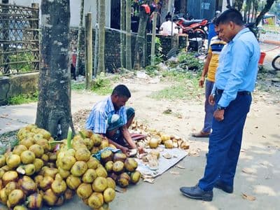 তাপপ্রবাহে স্বস্তির খোঁজে ময়মনসিংহে তালের শাঁস