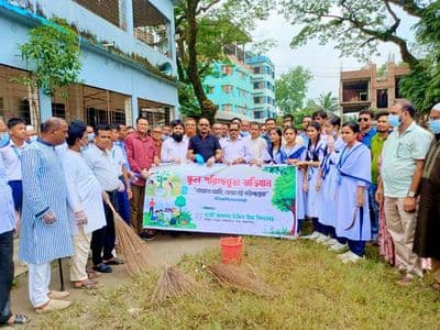 ঝাড়ু হাতে এমপি-ইউএনও, শিক্ষা প্রতিষ্ঠানে ‘ক্লিন সানডে’ কর্মসূচি