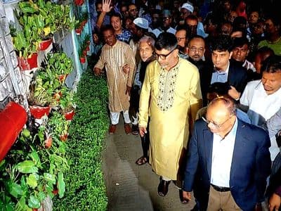 বাঁশবাড়ি কলোনির দেয়ালে দেয়ালে ঝুলন্ত বাগান পরিদর্শনে পরিবেশমন্ত্রী