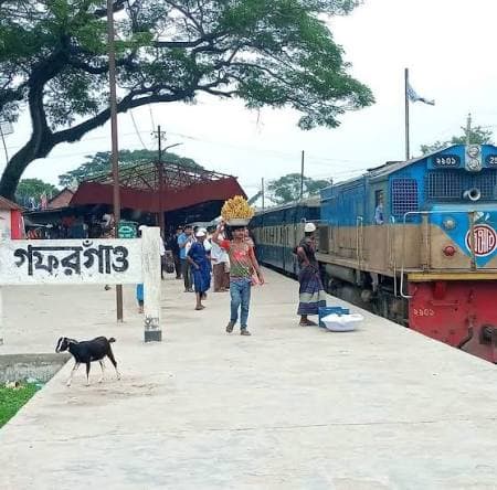 গফরগাঁওয়ে লাইনচ্যুত ট্রেনের বগি উদ্ধার : পৌনে ৮ ঘন্টার পর ঢাকা-ময়মনসিংহ রেলপথে ট্রেন চলাচল শুরু